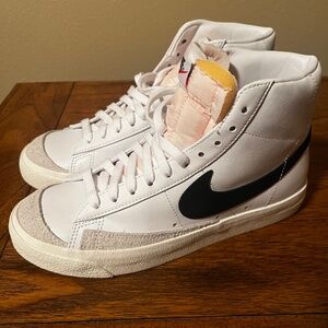 Nike Blazer Mid '77- Size 8